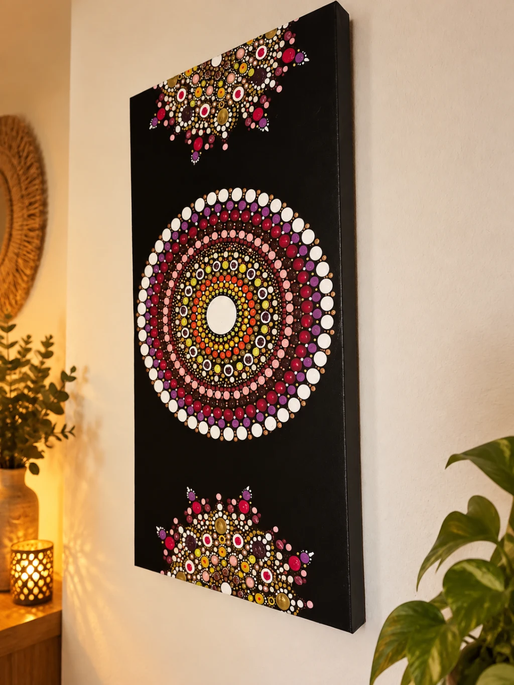 Cuadro vertical negro con un mandala central multicolor y motivos circulares en los extremos